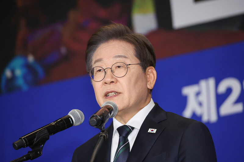 이재명 더불어민주당 대선 후보가 30일 서울 여의도 국회 의원회관에서 열린 더불어민주당 제21대 대통령선거 \'진짜 대한민국\' 중앙선거대책위원회 출범식에서 연설하고 있다. 연합뉴스