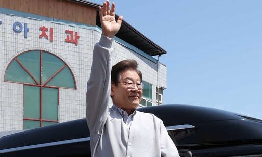 이재명 더불어민주당 대통령 후보가 전북 임실군 임실시장에서 시민 및 지지자들에게 인사를 하고 있다. 공동취재사진