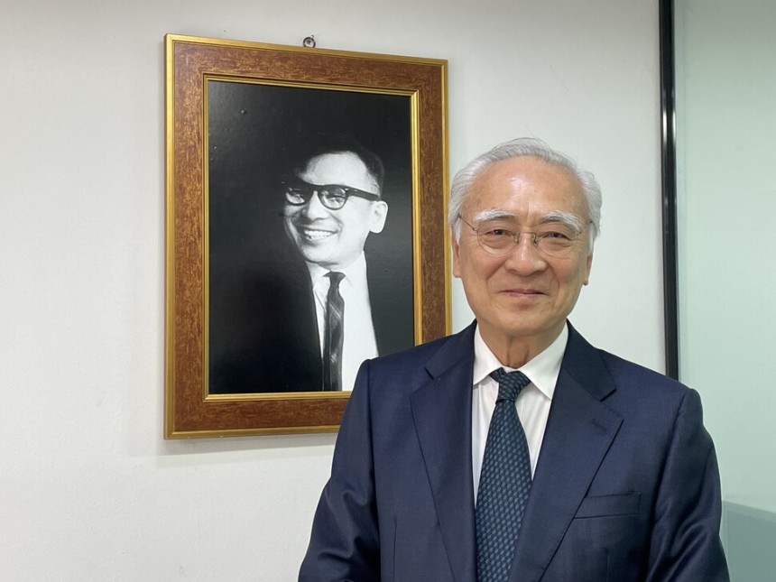 장호권‘사상계’발행인이 지난 2일 서울 여의도 장준하기념사업회 사무실에서 부친인 장준하 선생의 사진 앞에 섰다.최재봉 기자