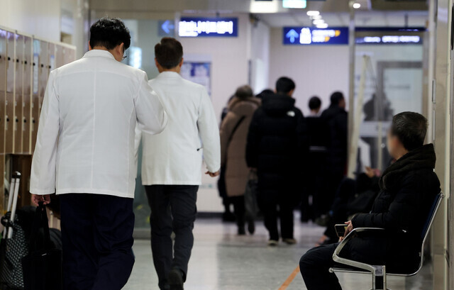 지난 2월 서울 한 대형병원에서 의료진이 이동하고 있다. 연합뉴스