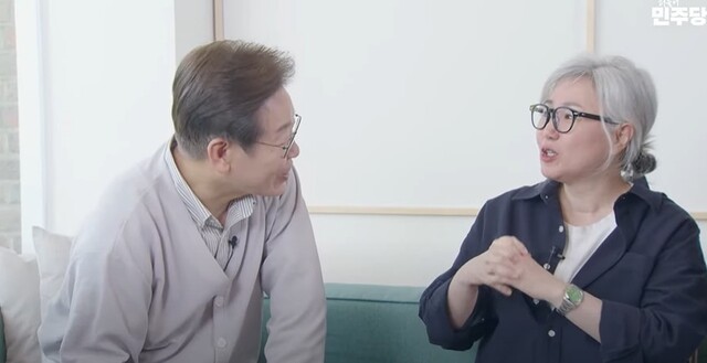 이재명 더불어민주당 대통령 후보와 ‘더글로리\' 등의 드라마 극본을 쓴 김은숙 작가가 7일 전북 전주에서 간담회를 열어 대화하고 있다. 민주당 유튜브 갈무리