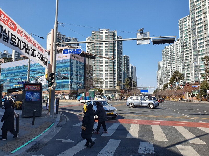 서울 송파구 잠실새내역 네거리에서 보이는 잠실엘스(왼쪽),<a href=