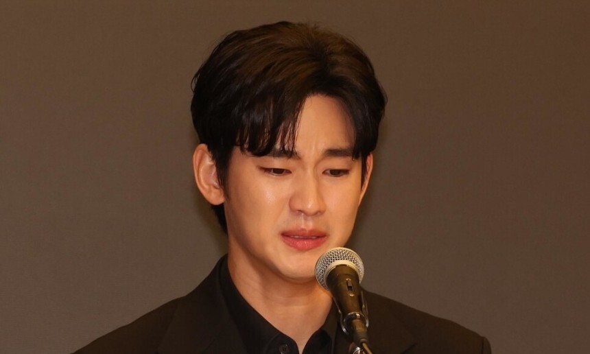 배우 김수현이 지난 3월31일 서울 마포구 스탠포드 호텔에서 기자회견을 열어 고 김새론과의 미성년자 교제 의혹을 부인하고 있다.김태형 기자 