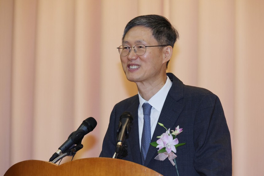 문형배 헌법재판소장 권한대행이 4월18일 오전 서울 종로구 헌법재판소에서 열린 퇴임식에서 퇴임사를 하고 있다.신소영 기자 