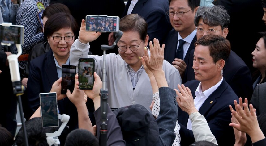 더불어민주당 이재명 대선 후보가 7일 전북 익산시 대한노인회 익산시지회에서 열린 노인회 간담회에 참석하며 지지자 및 시민들에게 인사를 하고 있다. 연합뉴스