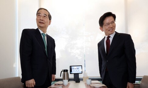 국민의힘 김문수 대선후보와 무소속 한덕수 대선 예비후보가 7일 서울 종로구의 한 식당에서 후보 단일화 관련 회동을 하고 있다. 연합뉴스