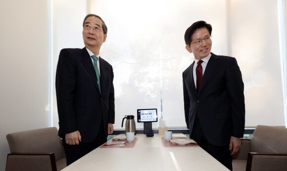국민의힘 김문수 대선후보와 무소속 한덕수 대선 예비후보가 7일 서울 종로구의 한 식당에서 후보 단일화 관련 회동을 하고 있다. 연합뉴스