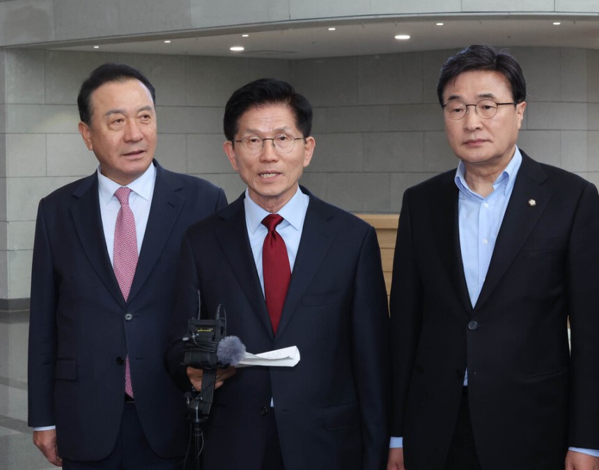 김문수 국민의힘 대통령 후보가 지난 6일 아시아태평양경제협력체(APEC) 회의장인 경북 경주시 경주화백컨벤션센터에서 취재진의 질문에 답하고 있다. 김 후보 왼쪽으로는 국민의힘 재선 대표인 엄태영 의원, 오른쪽은 초선