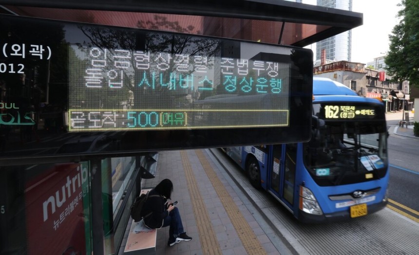 서울 시내버스 노사의 임금 협상이 결렬되면서 노조가 \'준법투쟁\'에 돌입했다.30일 오전 서울역 앞 버스환승센터의 한 버스에 준법투쟁 안내문이 놓여있다.박종식 기자 
