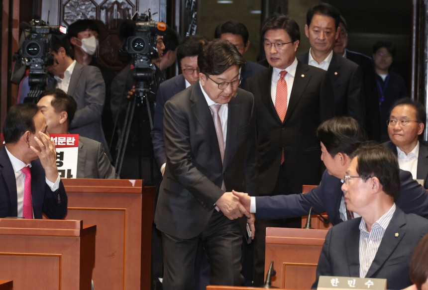 7일 오후 국회에서 열린 국민의힘 의원총회에서 권성동 국민의힘 원내대표가 입장하고 있다. 윤운식 선임기자 yws@hani.co.kr
