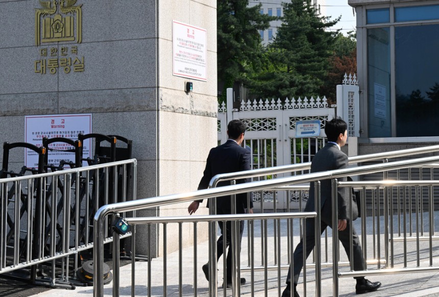 채상병 순직사건 외압 의혹을 수사하는 고위공직자범죄수사처(공수처) 관계자들이 7일 서울 용산 대통령실 민원실을 들어가고 있다.대통령실사진기자단