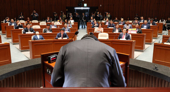 권성동 국민의힘 원내대표가 7일 서울 여의도 국회에서 열린 의원총회에서 대선 후보 단일화에 대해 “오늘 두 분이 단일화 로드맵을 확정 지어 줄 것을 간곡히, 간곡히 엎드려 부탁드린다”고 말한 뒤 허리를 깊이 숙여 인