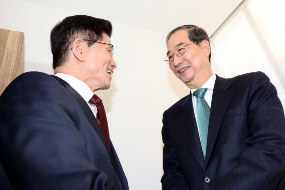 국민의힘 김문수 대선후보와 무소속 한덕수 대선 예비후보가 7일 서울 종로구의 한 식당에서 후보 단일화 관련 회동을 하고 있다. 연합뉴스