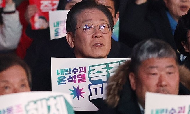 더불어민주당 이재명 후보가 2025년 3월9일 서울 경복궁역 인근에서 열린 ‘윤석열 즉각퇴진·사회대개혁 비상행동, 대통령 탄핵 촉구 집회’에 참석해 구호를 외치고 있다. 연합뉴스