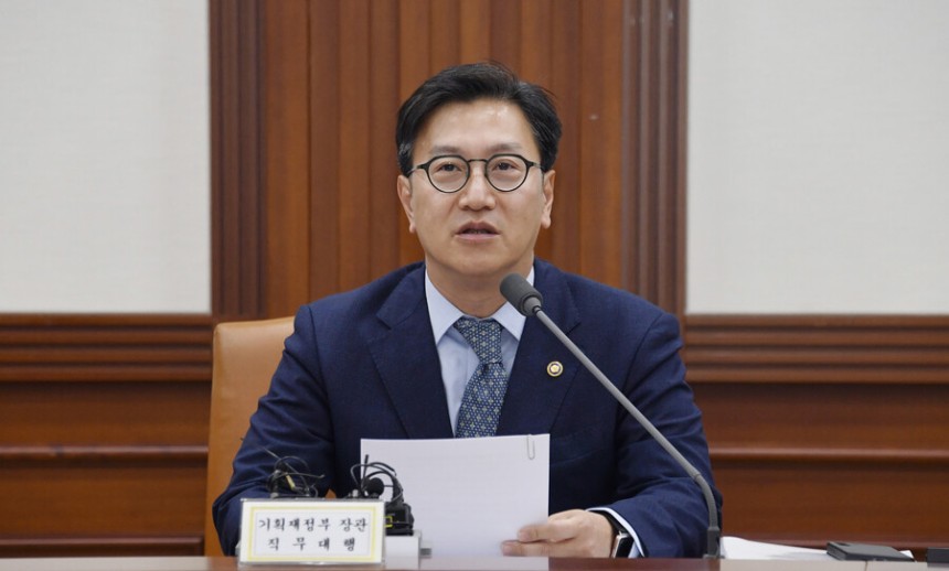 김범석 기획재정부 장관 직무대행이 8일 경제관계장관회의에서 발언하고 있다.기재부 제공