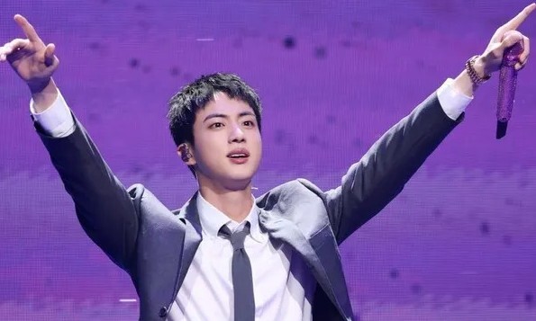 그룹 방탄소년단(BTS)의 진이 지난해 6월13일 오후 서울 송파구 잠실실내체육관에서 열린 팬미팅 ‘2024년 6월 13일의 석진, 날씨 맑음’에서 팬들에게 인사하고 있다. 빅히트뮤직 제공