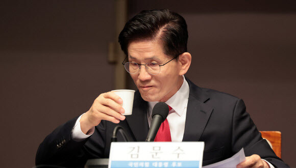 김문수 국민의힘 대통령 후보가 8일 서울 중구 한국프레스센터에서 열린 관훈클럽 토론회에서 물을 마시고 있다. 연합뉴스