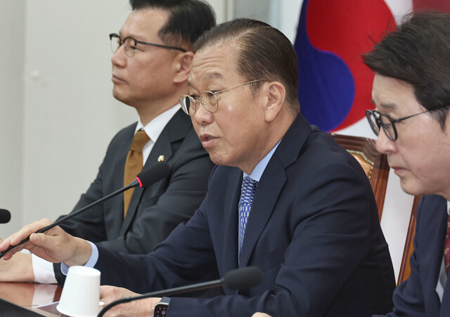 권영세 국민의힘 비상대책위원장이 8일 오후 국회에서 단일화 관련 기자간담회를 하고 있다. 윤운식 선임기자 yws@hani.co.kr