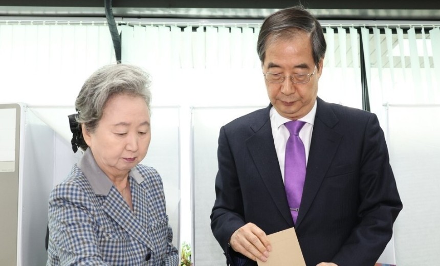 2024년 4월5일 당시 한덕수 국무총리와 부인 최아영 여사가 제22대 국회의원선거 사전투표일인 5일 오전 서울 종로구 삼청동 주민센터에 마련된 사전 투표소에서 투표하고 있다. 연합뉴스