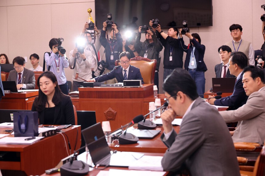 7일 서울 여의도 국회에서 열린 법제사법위원회 법안심사제1소위원회에서 더불어민주당 소속 박범계 소위원장이 의사봉을 두드리고 있다.연합뉴스