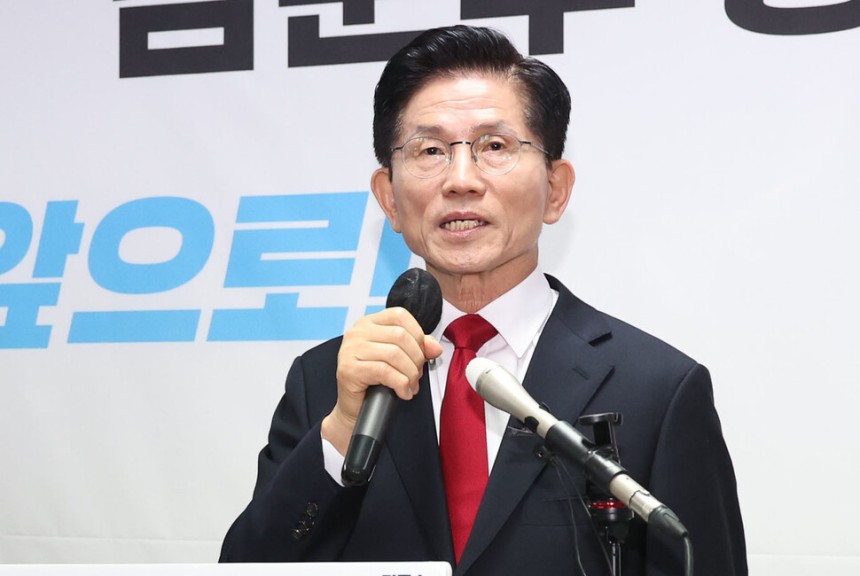 김문수 국민의힘 대통령 선거 후보가 8일 오전 서울 여의도 선거사무실에서 한덕수 무소속 후보와의 단일화에 대한 입장을 밝히고 있다.윤운식 선임기자 