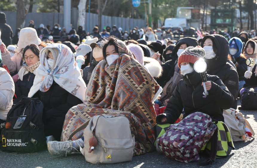 지난해 12월22일‘내란죄 피의자 윤석열 구속’을 촉구하며 트랙터를 몰고 상경하던 전국농민회총연맹 전봉준투쟁단을 경찰이 서울 남태령고개에서 막아서자 밤새 현장을 지킨 청년 여성들과 시민들이 경찰에 항의하며 철수를 