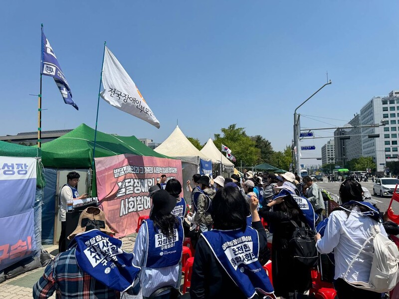 지난달 29일 여의도 국회의사당 앞에서 열린 전국장애인부모연대의 116차 화요집회에서 30여명의 발달장애 자녀를 둔 부모들이 집회 시작 전 임을 위한 행진곡을 부르고 있다.정봉비 기자