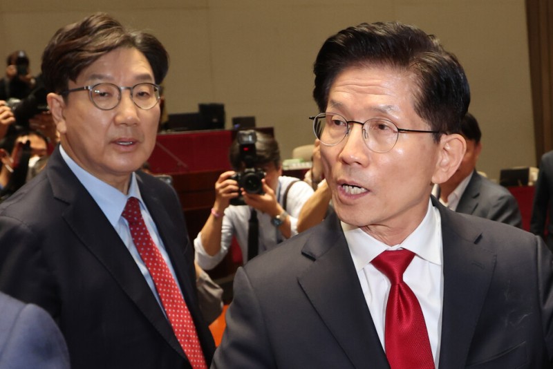 [속보] <b>김문수</b> “강제 <b>단일화</b> 응할 수 없다” 발언 뒤 의총 퇴장