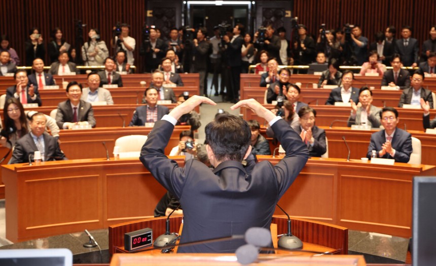 국민의힘 김문수 대선 후보가 9일 서울 여의도 국회에서 열린 의원총회에 참석해 인사말을 하던 중 머리 위로 하트를 만들어 보이고 있다. 연합뉴스