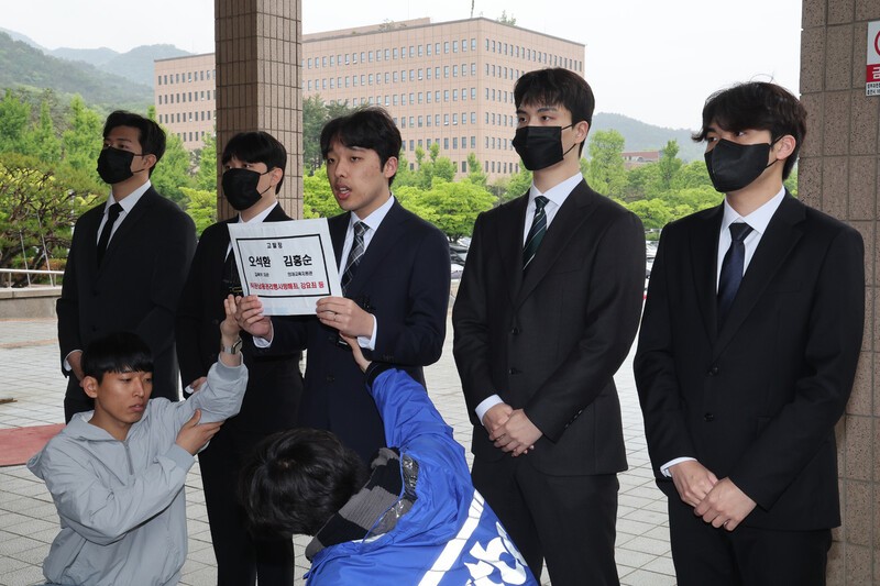 이선우 대한의과대학·의학전문대학원학생협회(의대협) 비대위원장이 9일 정부과천청사 고위공직자범죄수사처에 교육부 오석환 차관과 김홍순 의대교육지원관을 직권남용권리행사방해죄, 강요죄 등으로 고발하기에 앞서 기자회견을 하고