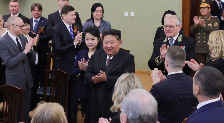 <b>김정은</b>, 딸 주애와 러 <b>대사관 방문</b>…“동맹관계 끊임없이 발전”