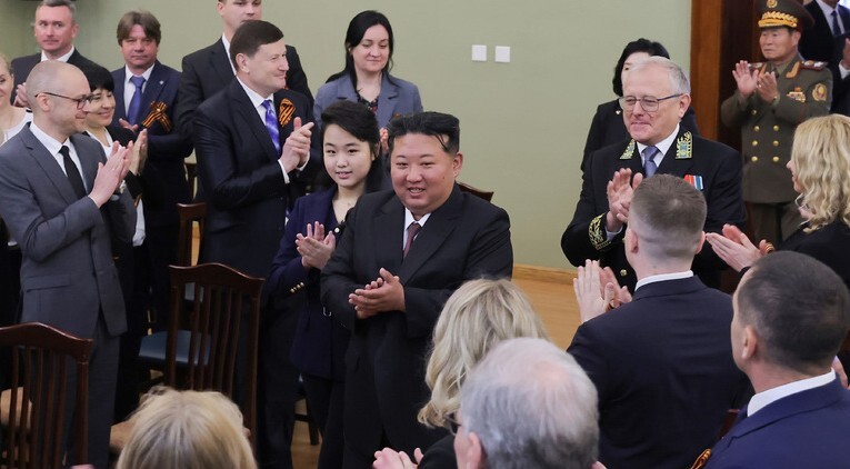 김정은 북한 국무위원장이 러시아 전승절(제2차 세계대전 승리) 80주년을 맞아 9일(현지시각) 오전 딸 주애와 함께 평양 주재 러시아 대사관을 방문했다. 조선중앙통신 연합뉴스