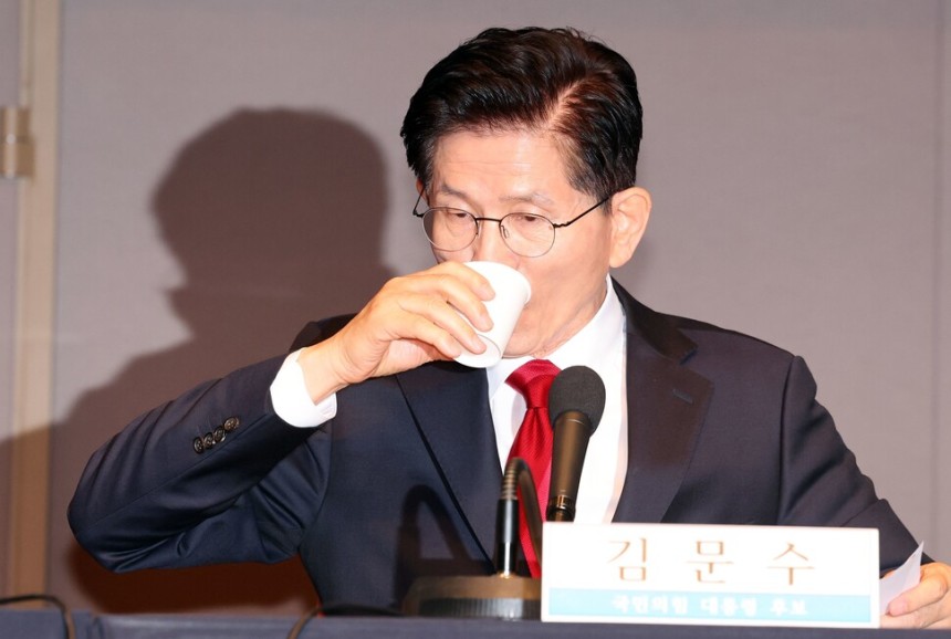 김문수 국민의힘 대선후보가 8일 오전 서울 중구 프레스센터에서 열린 관훈토론회에서 물을 마시고 있다. 김태형 기자 xogud555@hani.co.kr