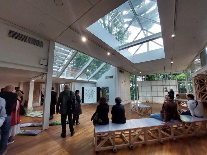 지난 8일(현지시간) 취재진에 공개된 한국관 내부 전시장.공간마다 필요에 따라 벤치나 사다리 등 여러 용도로 탈바꿈하는 박희찬 작가의 가변 설치물‘자르디니 건축여행자’에 관객들이 앉아서 베네치아 한국관의 지난 역