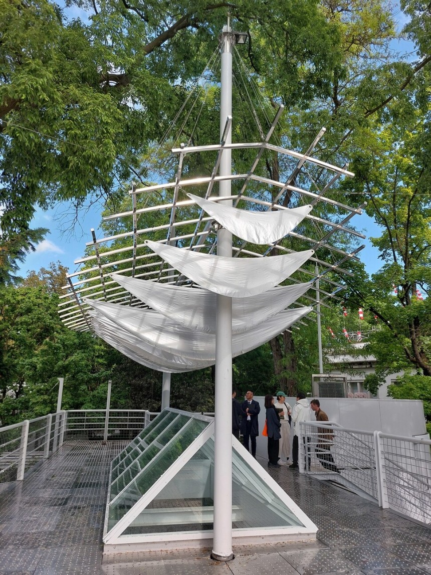 한국관 옥상에 돛을 펼쳐놓은 듯한 모양새로 설치된 김현종 작가의 설치물‘새로운 항해.노형석 기자