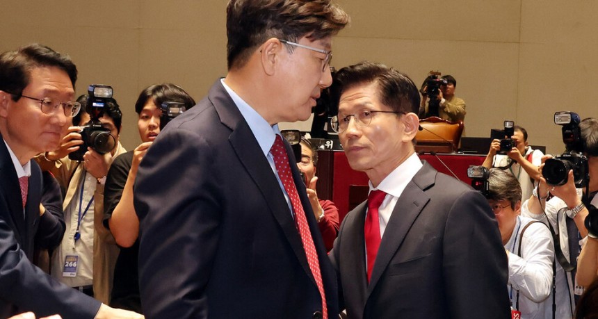김문수 국민의힘 대통령선거 후보가 9일 서울 여의도 국회에서 열린 의원총회에서 권영세 비상대책위원장이 단일화를 압박하는 발언을 하고서 퇴장하자 바로 이어 의총장에서 나가고 있다. 김경호 선임기자 jijae@hani.
