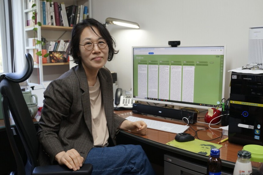 서강대 박숙자 교수는 챗지피티 이후 쓰기 수업이 완전히 바뀌었다고 말한다.박 교수 뒤쪽 화면은 수업시간에 활용하는 합평 게시판 프로그램 화면.구둘래 기자 