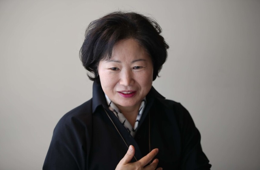 2020년 12월‘세상에서 제일 달고나’를 출간한 황선미 작가가 한겨레와 인터뷰하고 있다.박종식 기자 