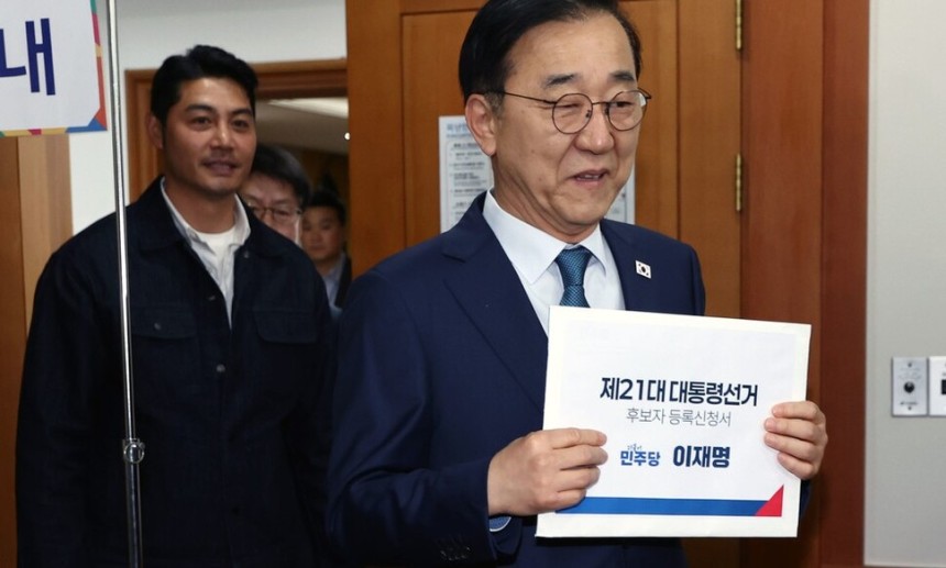김윤덕 더불어민주당 사무총장이 10일 경기도 과천 중앙선거관리위원회에서 이재명 대선 후보의 제21대 대통령선거 후보 등록을 위해 입장하고 있다. 연합뉴스