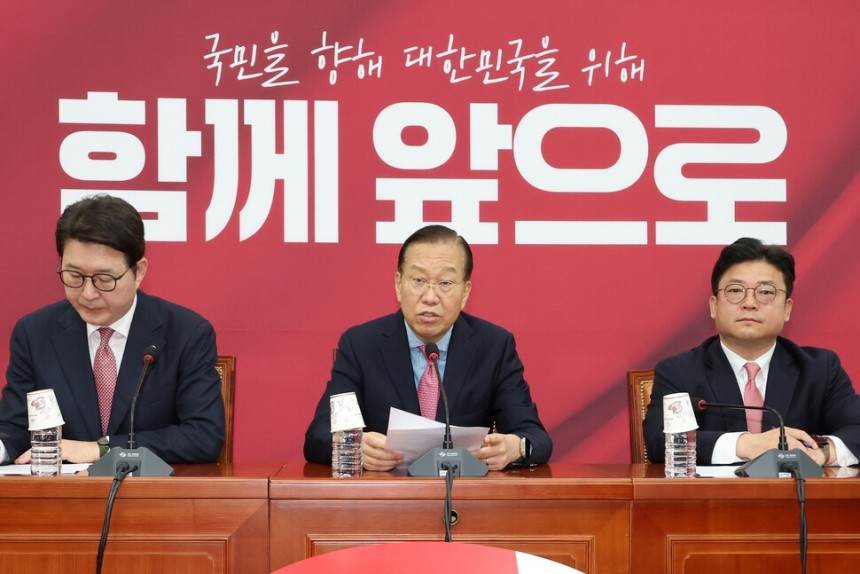 권영세 국민의힘 비상대책위원장이 10일 서울 여의도 국회에서 대통령 후보 교체에 대한 입장을 밝히고 있다. 연합뉴스