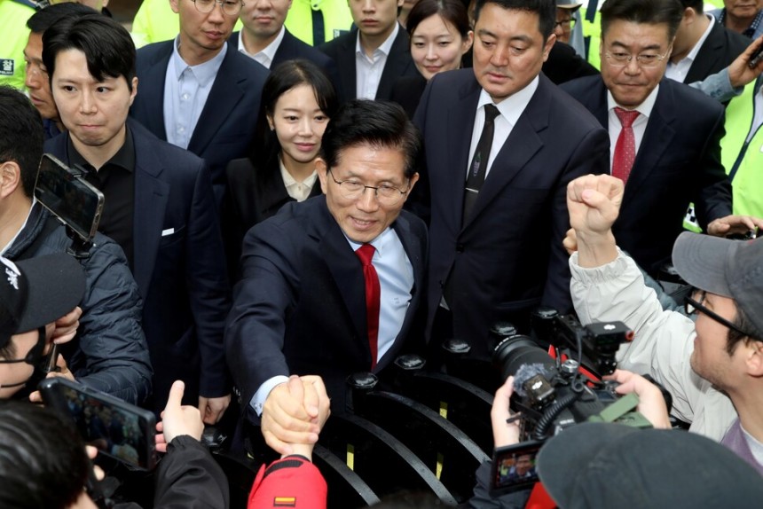 김문수 국민의힘 대통령 후보가 10일 서울 여의도 국민의힘 중앙당사 앞에서 지지자들을 만나 인사하고 있다. 연합뉴스