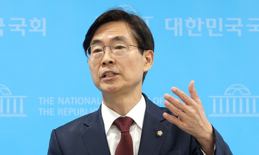 조경태 국민의힘 의원이 10일 국회 소통관에서 당의 김문수 대통령 후보 선출 취소와 한덕수 후보 재선출 절차 착수 조치와 관련한 규탄 및 철회 촉구 기자회견을 마친 뒤 취재진 질문에 답변하고 있다. 연합뉴스