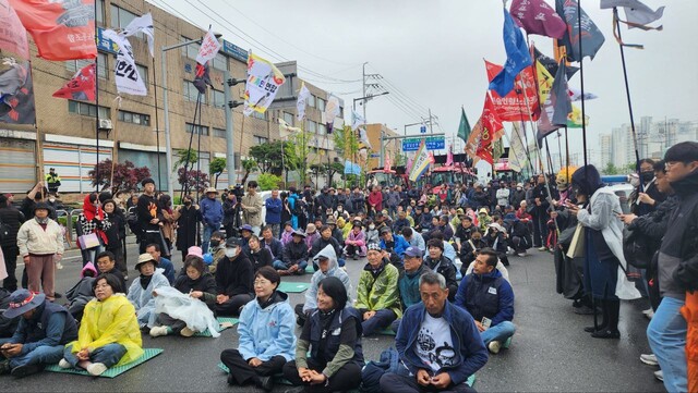 10일 서울 금천구 기아대교 아래 도로에서 전봉준투쟁단원들과 이에 연대하러 온 시민들 200여명이‘내란세력 청산하고 농민헌법 쟁취하자’등의 구호를 외치며 경찰에‘지금 당장 길을 트라’고 외치는 중이다.박찬희