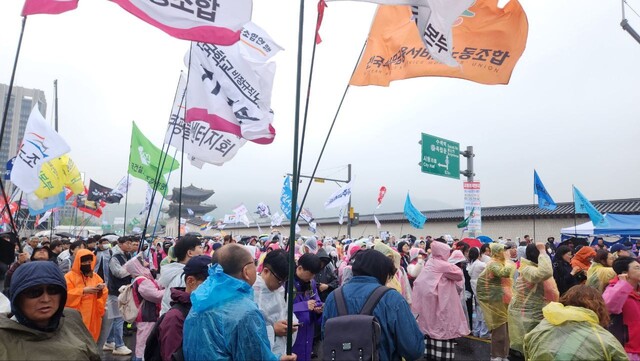 1700여개 시민사회단체가 모인‘내란청산·사회대개혁 비상행동’(이하 비상행동)은 10일 오후 5시 서울 종로구 광화문 동십자각 앞에서‘사법부 정치개입 규탄!내란청산·사회대개혁 시민행진’을 열었다.박찬희 기자