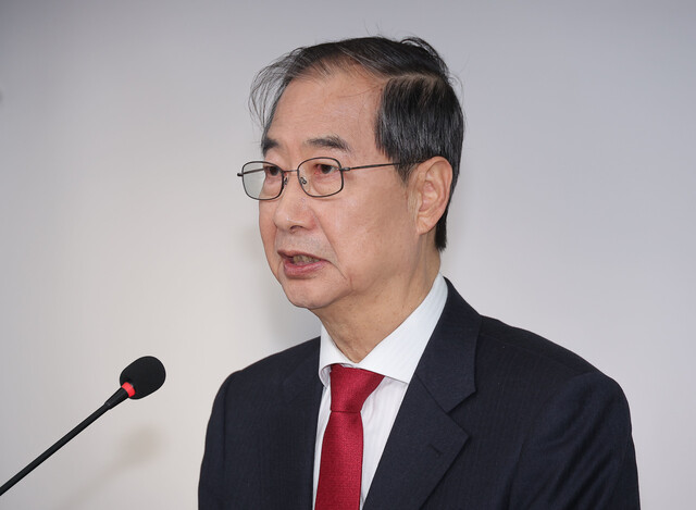 국민의힘 대선 후보로 등록한 한덕수 후보가 10일 서울 여의도 국민의힘 중앙당사에서 긴급 기자회견을 하고 있다. 연합뉴스