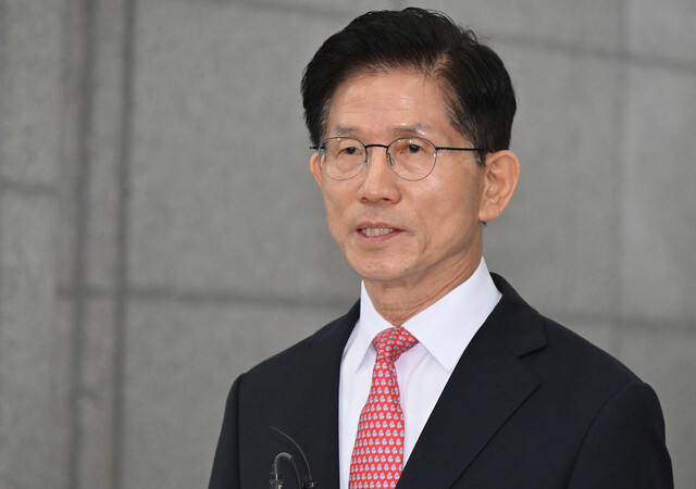 김문수 국민의힘 대선 후보가 공식 선거운동 개시를 하루 앞둔 11일 경기 과천시 중앙선거관리위원회에서 후보자 등록을 마친 뒤 취재진의 질의에 답하고 있다.