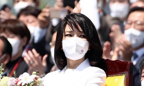 윤석열 전 대통령 배우자 김건희 여사가 2022년 5월10일 국회에서 열린 제20대 대통령 취임식에서 박수를 치고 있다. 국회사진기자단