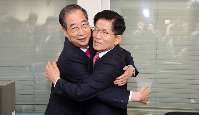 김문수 국민의힘 대선후보와 한덕수 전 국무총리가 11일 서울 여의도 국민의힘 대선후보 사무실에서 회동에 앞서 포옹을 하고 있다. 공동취재사진