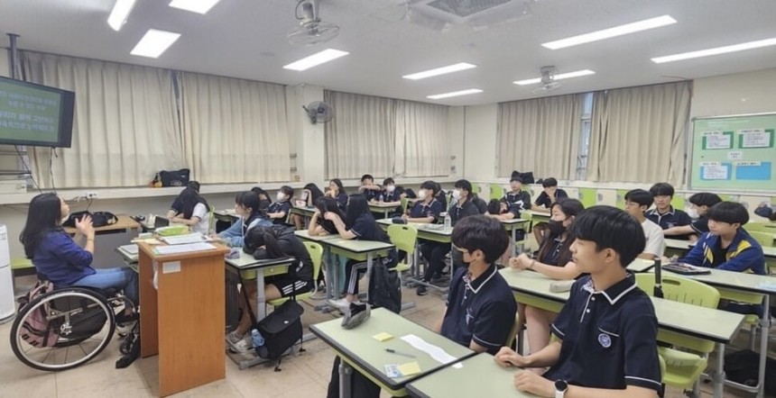 모주영씨가 학생들을 대상으로 장애 인식 개선 강연을 하고 있다.모주영 제공