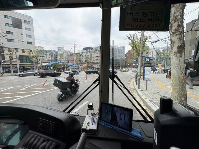 지난 9일 서울 동작구 상도동의 한 버스정류장에서 마을버스에서 내린 뒤 넘어진 20대 여성이 버스 뒷바퀴에 깔려 숨지는 사고가 발생했다.사진은 해당 정류장을 거치는 한 마을버스 안에서 찍은 사고 현장.이나영 기자